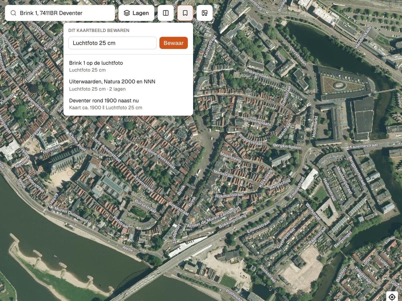 De bladwijzers van een project over de luchtfoto van Deventer: Brink 1 op de luchtfoto, de uiterwaarden met Natura 2000 en NNN, en Deventer rond 1900 naast nu.
