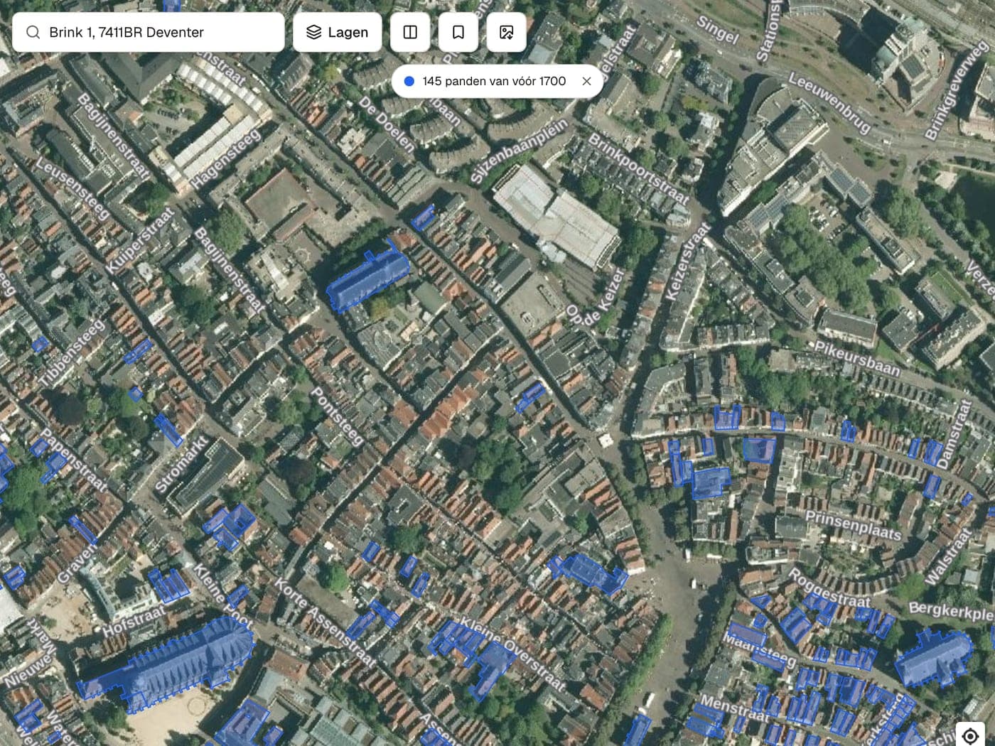 Luchtfoto van de binnenstad van Deventer met de panden van vóór 1700 in blauw gemarkeerd.
