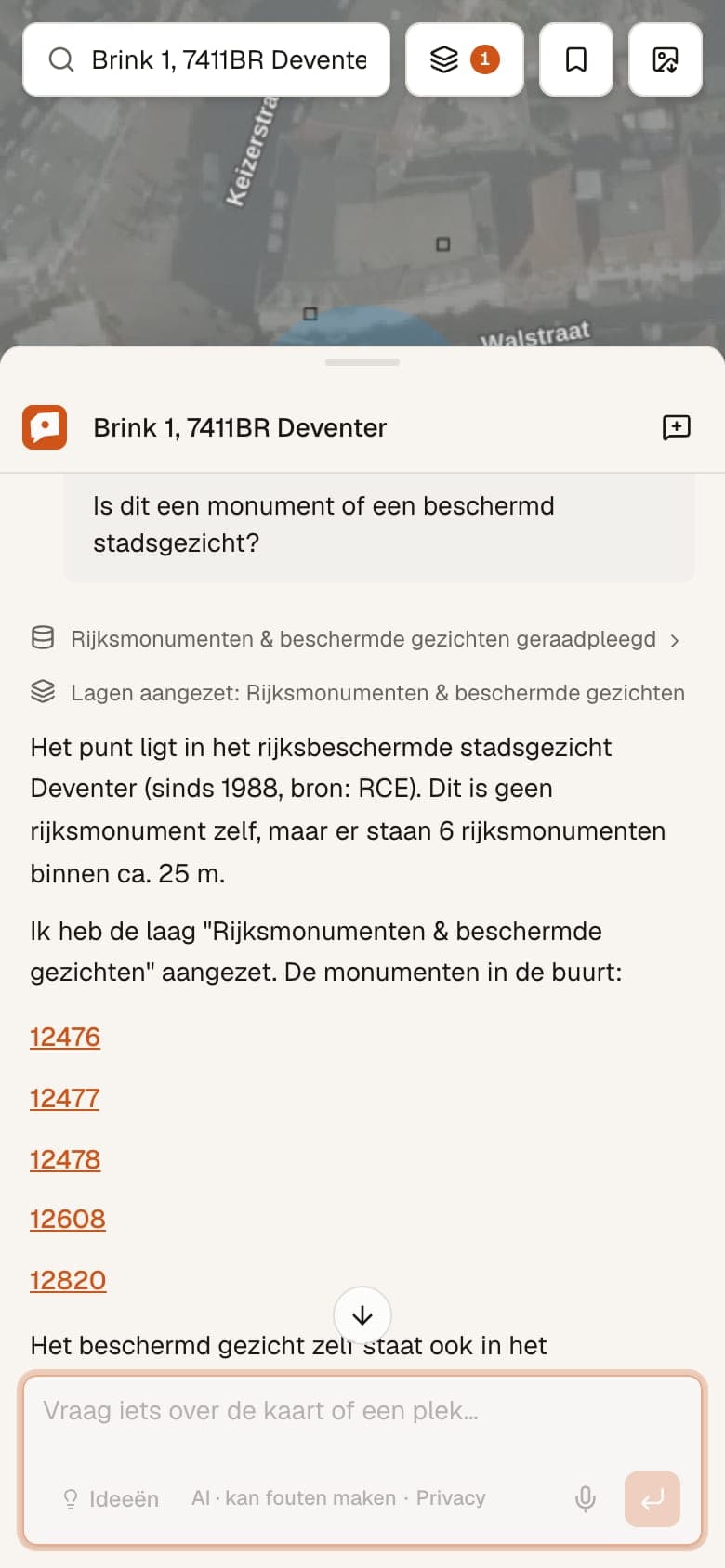 Vraag de kaart op een telefoon: de chat met de vraag of dit een monument of beschermd stadsgezicht is, en het antwoord met bron.