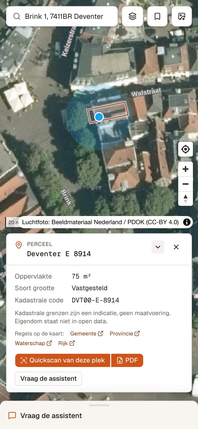 Vraag de kaart op een telefoon: de luchtfoto bij de Brink in Deventer met de eigen locatie en het venster van perceel Deventer E 8914.